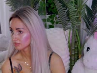 I am a hot and sensual model always in the moo to have fun with you on cam