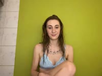 Hey jij... nieuwsgierig naar meer? Een 28-jarige geile moeder en alles behalve de standaard MILF. Klein en slank, maar 100% naturel... en ik hou ervan om bekeken te worden. Mijn spel is simpel: jou plagen tot je het niet meer houdt... laat mij je dag wat heter maken. In privéchat ga ik topless, wil je mij helemaal naakt zien en samen met mij spelen? Dan moet je naar VIP gaan.