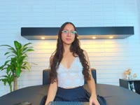 Je suis une fille colombienne, je me considère calme, joyeuse, charismatique, sociable et disciplinée, j