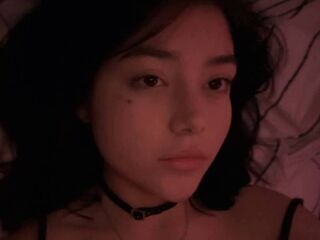 topless webcamgirl AlisaGlow