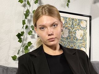 hot cam girl fingering pussy DonellaAndra