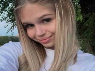 camgirl fingering bald pussy EricaVon