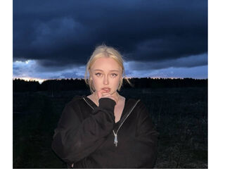 live webcam performer LitaBloom