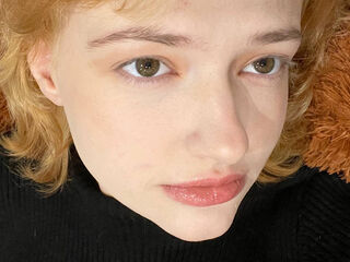 camgirl fingering shaved pussy LunaBeans