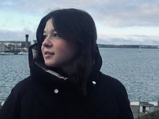 naughty cam girl fingering pussy MellieTierce