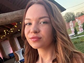 naked camgirl masturbating with vibrator SadeBergum