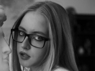 shaved pussy webcam SheliaEdwards