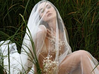 camgirl fingering shaved pussy VictoriaIcett