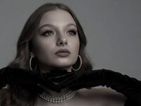 camslut showing tits YuriHuprich